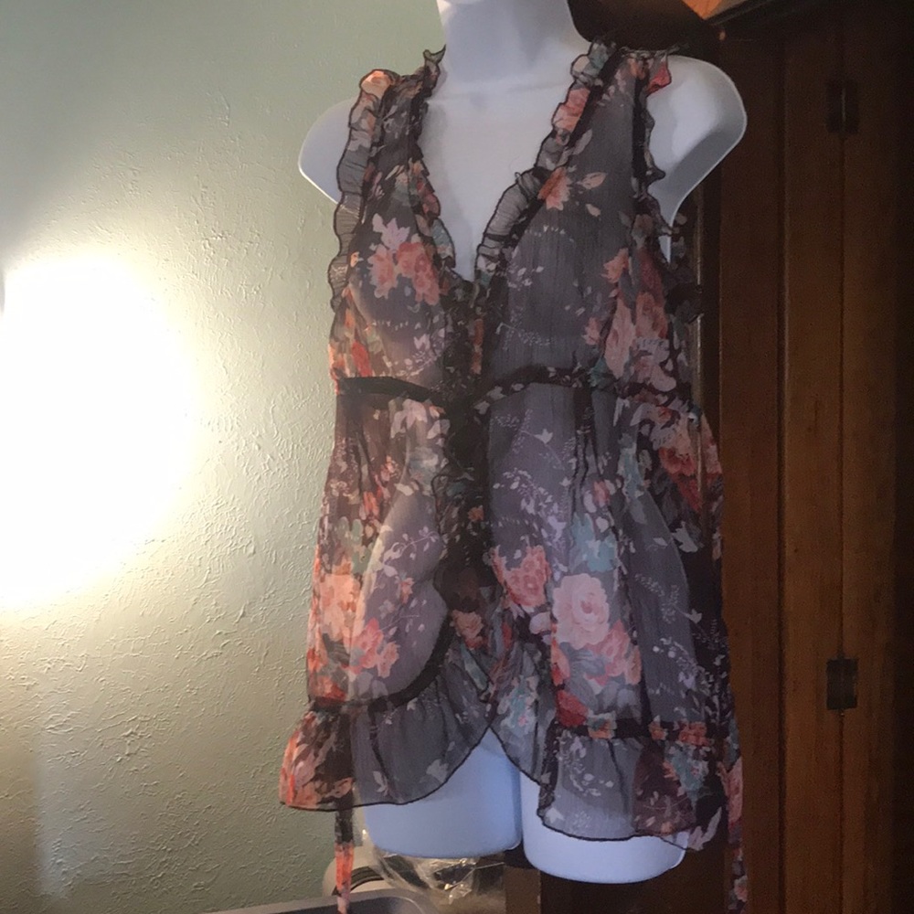 ‼️Beautiful chiffon top, wear w cami underneath‼️